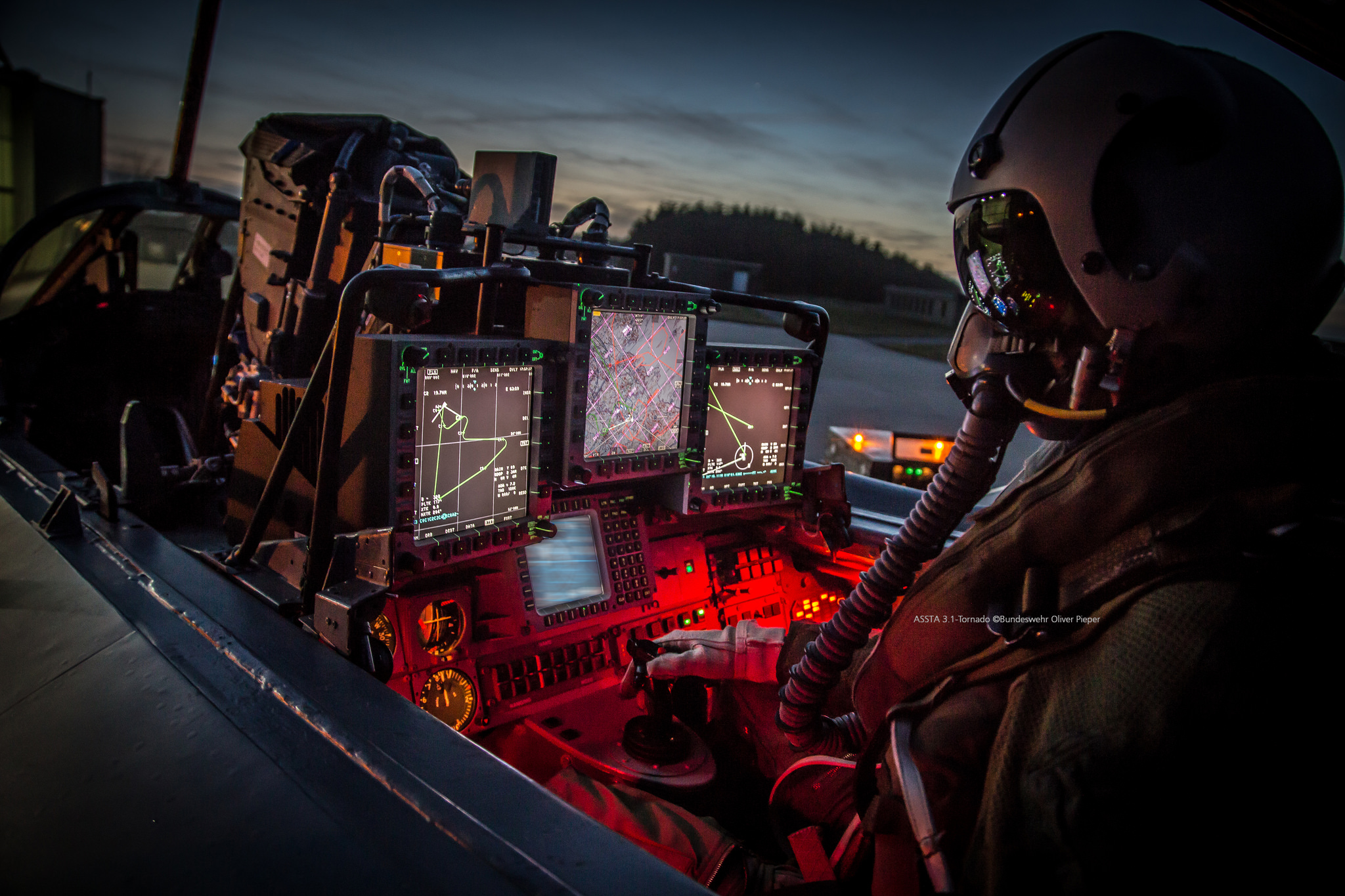 Nächtliches Cockpit eines ASSTA Tornado mit roter Innenbeleuchtung